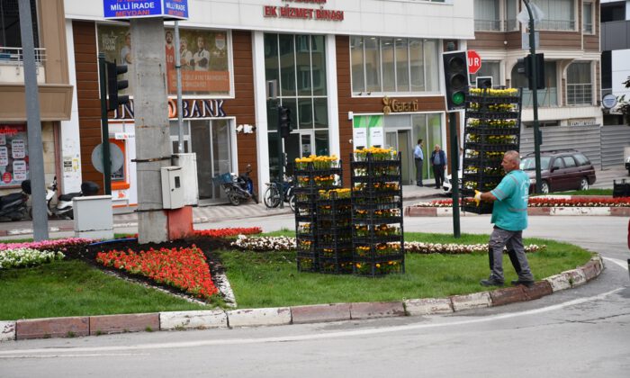 İnegöl caddeleri çiçek açıyor