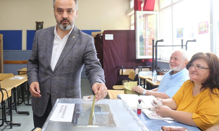 Başkan Alinur Aktaş, oyunu kullandı