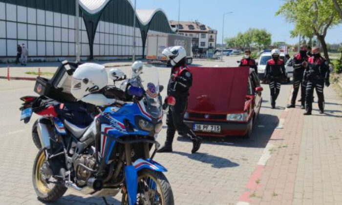 Bursa’da ehliyetsiz polise yakalandı, aracını yakmaya çalıştı