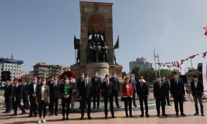 İmamoğlu, 19 Mayıs’ın 101. yıldönümünde Taksim’deydi