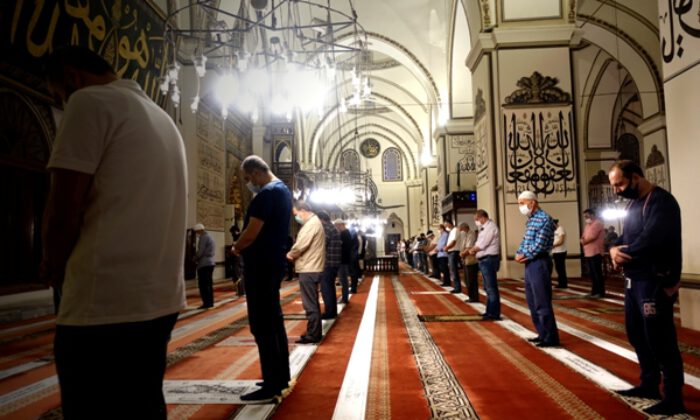 Bursa Ulucami’de cemaatle ilk sabah namazı kılındı