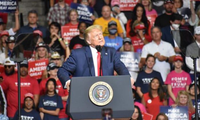 Trump, anketlerde Demokrat rakibi Biden’ın 14 puan gerisinde kaldı