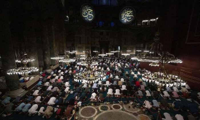 Ayasofya-i Kebir Cami-i Şerifi’nde ilk sabah namazı kılındı