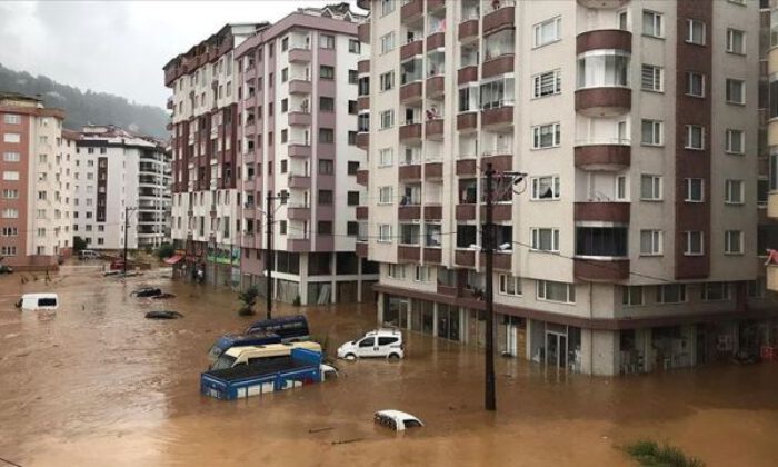 Rize’de şiddetli yağış nedeniyle dereler taştı