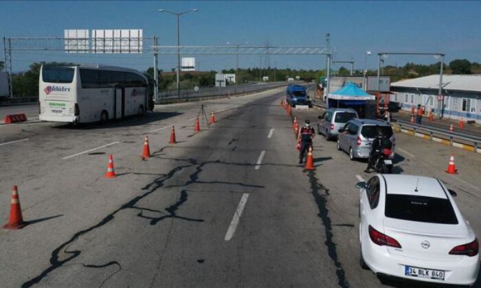 Karantinada olması gereken kişi seyahatte yakalandı