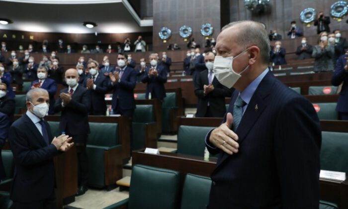 İktidar, anayasanın ilk 4 maddesinin diline müdahale edecek