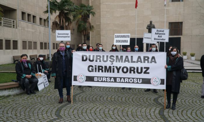 Bursa’da avukatlar duruşmalara girmedi!