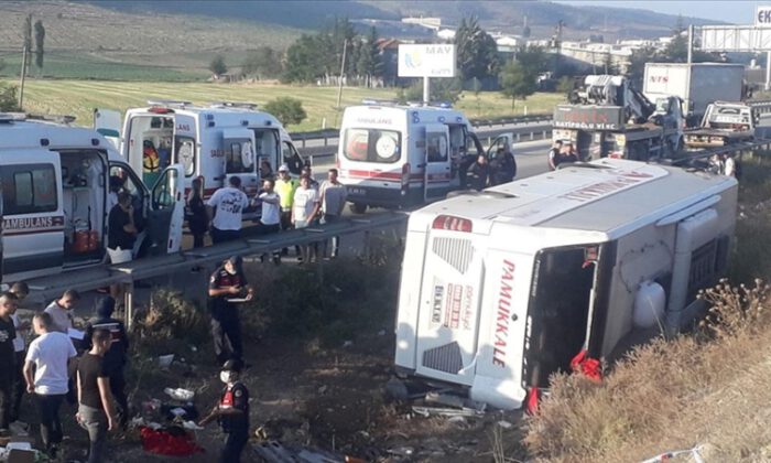 Yolcu otobüsü devrildi: 1 kişi öldü, 30 kişi yaralı